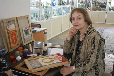 Наталия Озерная готовится к мастер-классу ручного ткачества