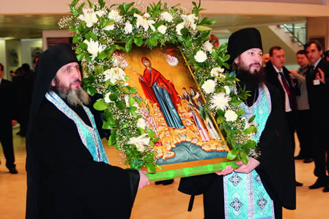 Афонские монахи вносят икону «Собор русских афонских святых», доставленную со Святой горы Афон