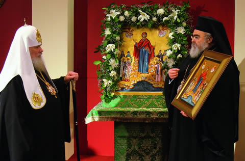 Митрополит Закинтоса Хризостом вручает  освященную на Афоне икону «Собор русских афонских святых»